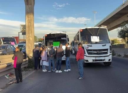 Transportistas mantienen bloqueo en la México-Querétaro