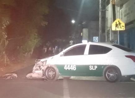 Abandonan taxi luego de choque en Prolongación Muñoz