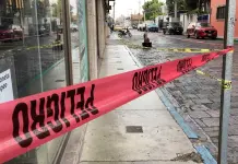Acordonan exterior del edificio Puga ante riesgo con vidrios