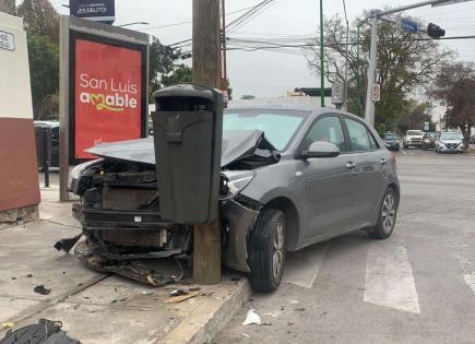 Conductora estrella su vehículo en cruce de Himno Nacional