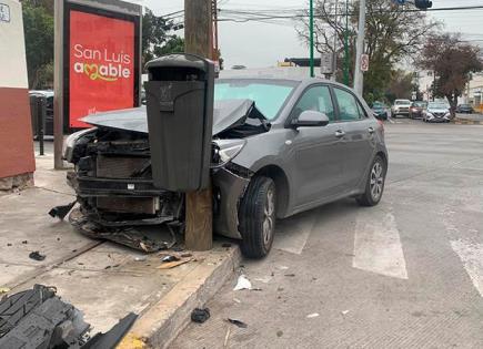 Se estampa automóvil contra poste de madera