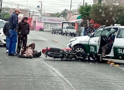 Taxis participan en accidentes, uno fue abandonado