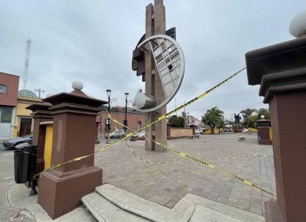 Viento daña monumento en Plaza Milenio