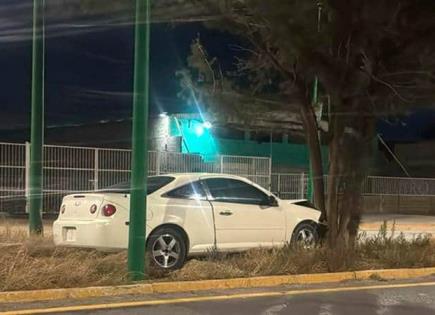 Abandonan carro tras chocarlo contra árbol