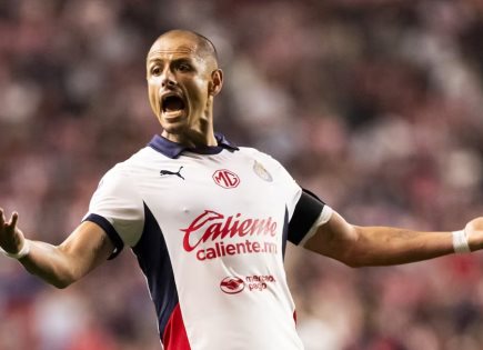 Chicharito celebra desde la tribuna triunfo de Chivas sobre Santos