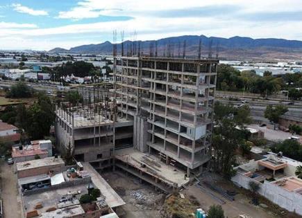 “Por la libre”, se construyen torres en Pozos