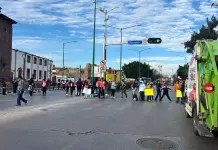 Con bloqueo, piden maestros en primaria de San Juan de Guadalupe