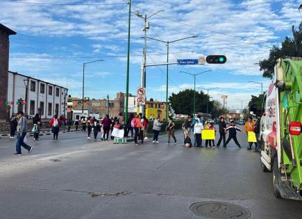 Con bloqueo, piden maestros en primaria de San Juan de Guadalupe