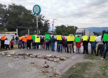 Manifestantes bloquean la carretera Ciudad Valles-Mante