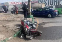 Trasladan a dos motociclistas tras choque en cruce de Acceso Norte