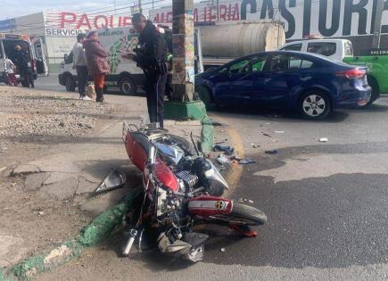 Trasladan a dos motociclistas tras choque en cruce de Acceso Norte