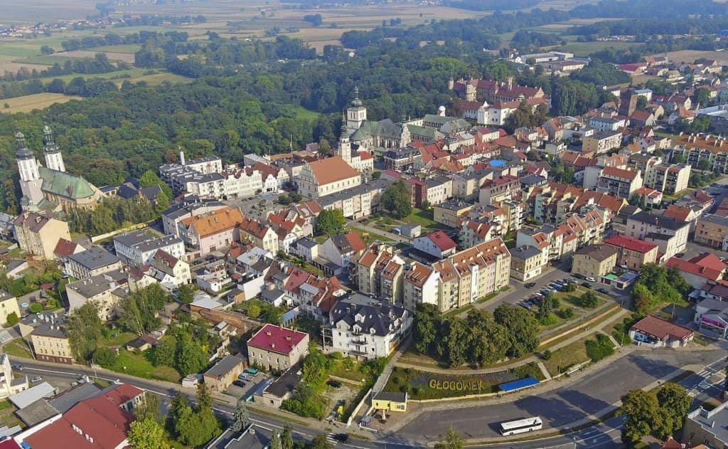 Al fondo el castillo del poblado, en Glogowek, Polonia