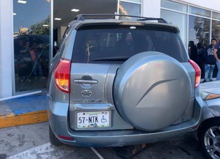 Video | Estrellan camioneta en banco de Rutilo Torres Video | Estrellan camioneta en banco de Rutilo Torres