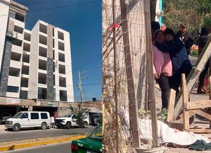 Caen albañiles de andamio, uno pierde la vida