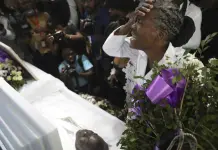 Deudos sepultan a periodista asesinado en uno de los peores ataques a reporteros en Hait&iacute;