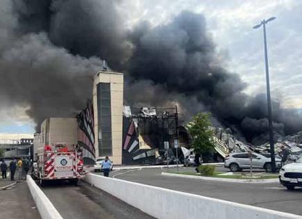 Enorme incendio arrasa con una plaza comercial