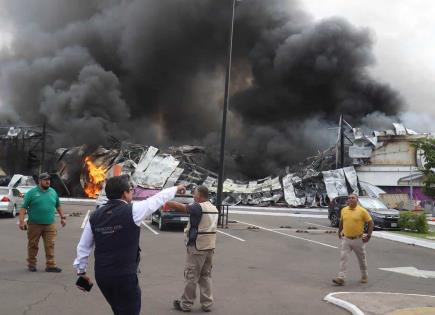 Incendio consume edificio de plaza comercial en Sinaloa