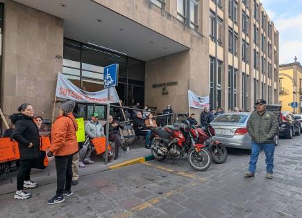 Sindicalizados bloquean oficinas del TECA; hay cierre vial