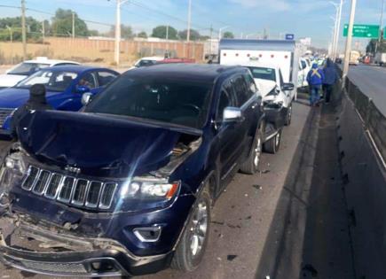 Choque múltiple deja cuantiosos daños en Periférico Oriente