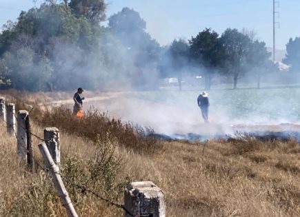 Bomberos intensifican combate a incendios en pastizales en Soledad