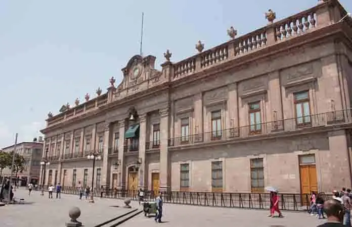 Oficinas operan con personal de guardia / Foto: Pulso