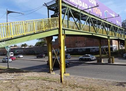 Motociclistas usan puente peatonal como pista elevada