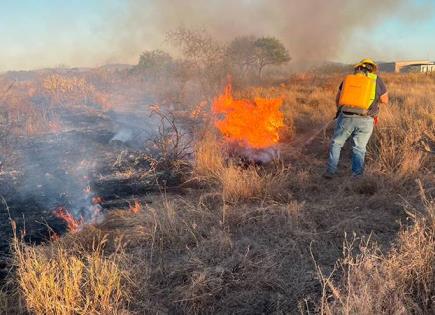 Combaten Bomberos incendios en comunidades