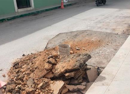 Fuga de agua genera socavón