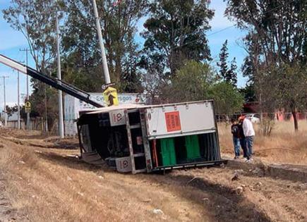 Trailero dormita y vuelca en la carretera ‘63