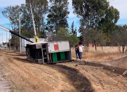 Vuelca tráiler en carretera a Villa de Reyes