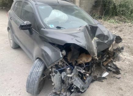 Destroza camioneta en muro; conductor queda ileso Destroza camioneta en muro; conductor queda ileso