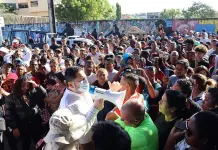 Avisan a migrantes en frontera sur de fin del programa CBP One de EU