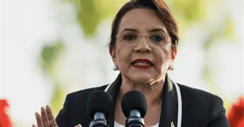 Expresidente liberado por Trump "planea golpe de Estado", alerta Xiomara Castro