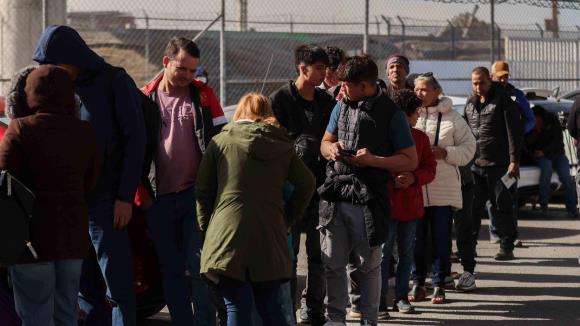 Migrantes varados tras cierre de CBP One insisten en cruzar a EU