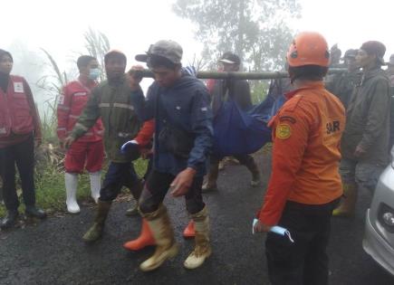 Tragedia por inundaciones y deslaves en Indonesia