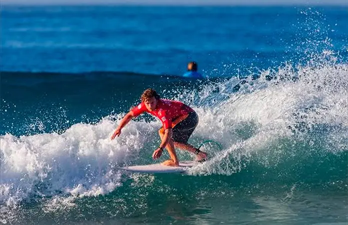 Suspenden a surfista, Alan Cleland, por presunta agresión sexual