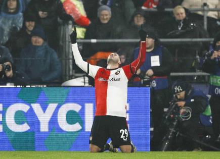 Giménez lidera al Feyenoord con doblete ante Bayern en Champions