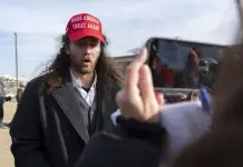 Indultos de Trump y Biden reflejan desconfianza mutua y fe tambaleante en la justicia penal