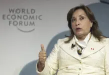 Presidenta de Perú insta a Maduro a ceder el poder