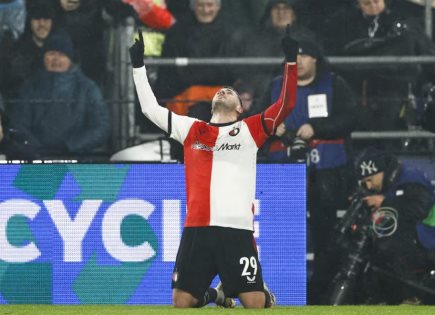 Santiago Giménez Brilla ante el Bayern y Sueña con Más Noches Históricas