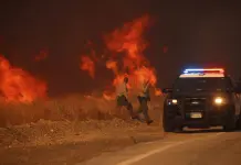 Riego aéreo ayuda a los bomberos a combatir enorme incendio al norte de Los Ángeles