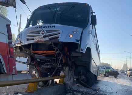 Sufre chofer de personal aparatoso accidente en Circuito Potosí