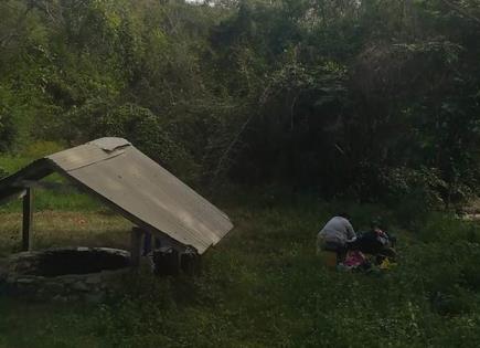 Mujeres lavan su ropa cerca de pozo