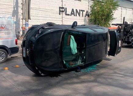 Vuelca raudo carro en la Av. Valentín Amador