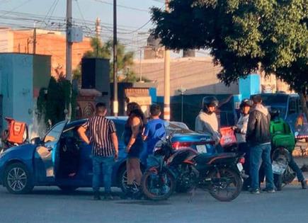 Chocan carro y moto en la Col. Progreso