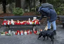Homenaje a víctimas de ataque con cuchillo en Alemania