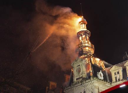 Incendio afecta campanario de ayuntamiento en París