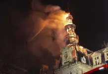 Incendio en ayuntamiento del siglo XIX de París