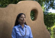 Deb Haaland hizo historia como secretaria del Interior; ahora se postula para gobernar Nuevo México Deb Haaland hizo historia como secretaria del Interior; ahora se postula para gobernar Nuevo México
