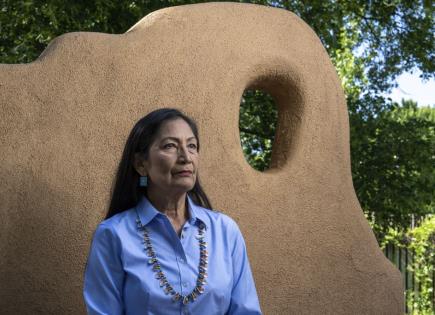 Deb Haaland hizo historia como secretaria del Interior; ahora se postula para gobernar Nuevo México